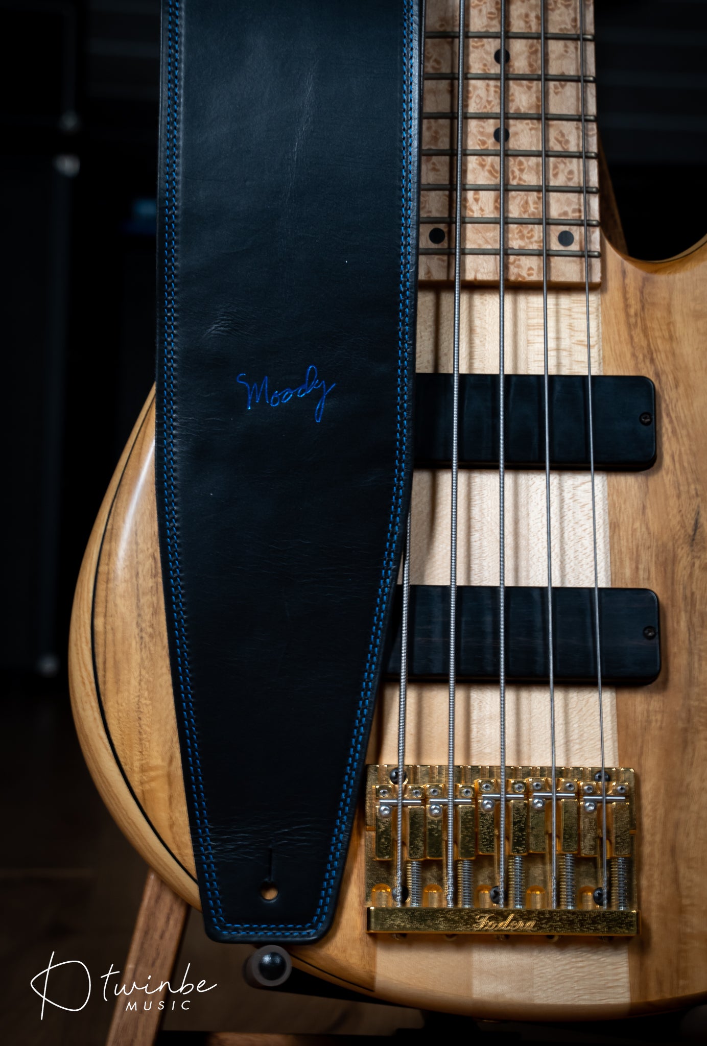 Moody 4.0" LEATHER BACKED GUITAR STRAP - BLACK/BLUE