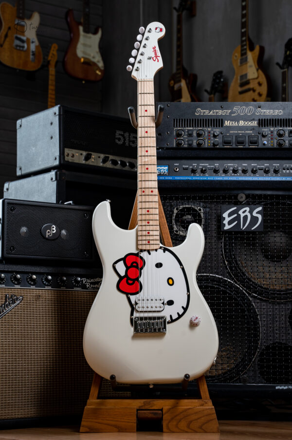 Squier Hello Kitty Stratocaster Limited Edition in White - Image 3