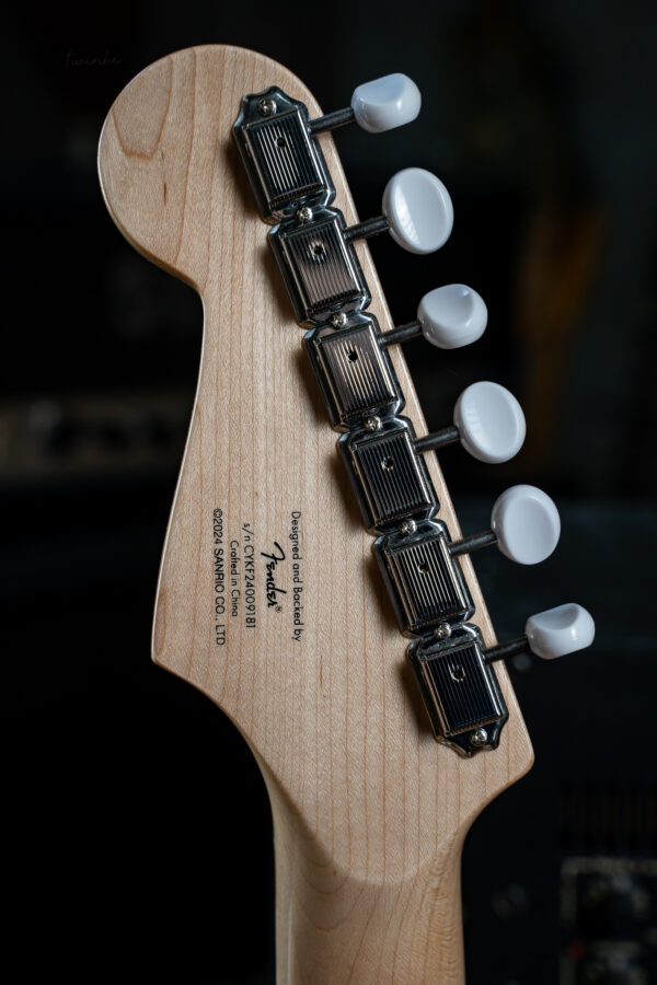 Squier Hello Kitty Stratocaster Limited Edition in White - Image 4